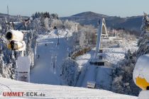 Doppelsesselbahn St. Georg Schanze - Für alle, die noch einmal genau wissen wollen, warum diese Doppelsesselbahn im Skiliftkarussell Winterberg ihren Namen hat, hier dieses Bild. Die Bahn dient sowohl im Sommer als auch im Winter zur Beförderung von Springern. Ist aber sowohl im Winter als auch im Sommer für alle offen. • © ummet-eck.de / christian schön