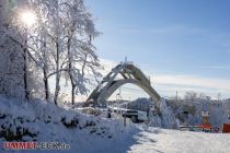 Vor der großen St.-Georg-Schanze - gesehen hier von den Jugendschanzen am Herrloh aus - fällt die Sesselbahn allerdings kaum auf. • © ummet-eck.de / christian schön