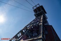 Zum ehemaligen Steinkohlebergwerk Zeche Zollern in Dortmund gehörten zwei Fördertürme. Beide wurden in der in der Mitte befindlichen Maschinenhalle angetrieben.  • © LWL-Museum Zeche Zollern / ummet-eck.de - Schön