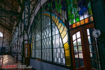 Eingang Maschinenhalle - LWL-Museum Zeche Zollern - Bilder - Direkt beim Hineingehen kann man sich nicht sattsehen an der bunten Glaskunst im Jugendstil. • © LWL-Museum Zeche Zollern / ummet-eck.de - Schön