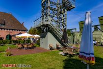 Unten am Fördergerüst Schacht 4 befinden sich Sitzplätze des Restaurant. • © LWL-Museum Zeche Zollern / ummet-eck.de - Schön