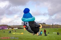 Drachenfest Flugplatz Auf dem Dümpel - Viele bunte Drachen zierten den wolkenverhangenen, aber trockenen Himmel. • © ummet-eck.de / christian schön