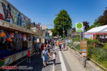 Die Straße hinunter gibt es jede Menge weitere Stände und Kinderkarussells. • © ummet-eck.de - Schön