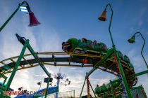 Schützenfest-Kirmes 2023 - Esens - Bilder - Die Familienachterbahn Family Coaster, im Hintergrund Fly Over. • © ummet-eck.de - Silke Schön