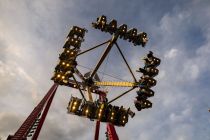 Excalibur - 20 Personen finden Platz - Mal kurz zu den weiteren Daten: Wie bei allen KMG XXL-Swings finden 20 Personen Platz. Die Gondel dreht sich natürlich in sich nochmal. • © ummet-eck.de / schön