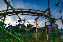 Der Family Coaster Big Apple ist eine kleine, familienfreundliche Kirmes-Achterbahn des Schaustellerbetriebes Weber aus Neukampferfehn.  • © ummet-eck.de - Silke Schön