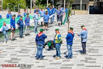 Fit wie ein Turnschuh - "Liegestütze! Liegestütze!" Er tat, wie ihm von der Gefolgschaft befohlen. • © ummeteck.de - Silke Schön