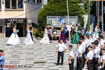 Die Ehrendamen treffen ein und verschwinden sogleich in der Stadthalle. • © ummeteck.de - Silke Schön