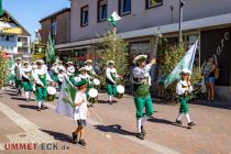 Durch die Fußgängerzone in Meinerzhagen marschierte der Tross am Montag Nachmittag, hier der Fanfarenzug Meinerzhagen. • © ummeteck.de - Silke Schön