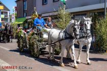 Die Wagen mit den Majestäten sind floral dekoriert. • © ummeteck.de - Silke Schön