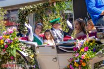 Das scheidende Königspaar  - Thorsten und Christine Tump regierten zwischen 2018 und 2022 beim Schützenfest in Meinerzhagen. Eine letzte strahlende Runde in der Kutsche.   • © ummeteck.de - Silke Schön