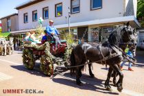 Die Ehrendamen durften ebenfalls in einer Kutsche zum Festplatz fahren. • © ummeteck.de - Silke Schön
