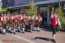 Weiter geht´s mit Gute-Laune-Musik - Eindrücke vom Festzug am Montag beim Schützenfest in Meinerzhagen 2022. • © ummeteck.de - Silke Schön