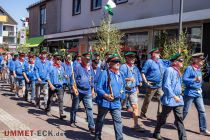 Blaukittel unterwegs - Noch einmal hoch zum Schützenplatz gehen heißt es für die tapferen Schützen in Meinerzhagen. • © ummeteck.de - Silke Schön