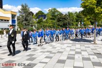 Der Schützenzug Birkeshöh macht den Anfang und kommt zum Otto-Fuchs-Platz zum Antreten. • © ummeteck.de - Silke Schön