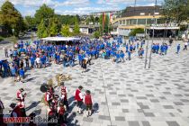 Antreten Otto-Fuchs-Platz Samstag - Schützenfest Meinerzhagen 2022 - Der Otto-Fuchs-Platz vom "Aldi-Dach" aus. Nach dem Einmarsch folgt ein Päuschen. • © ummeteck.de - Silke Schön