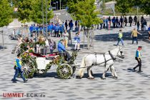 Pferdekutsche beim Antreten am Otto-Fuchs-Platz in Meinerzhagen 2022. • © ummeteck.de - Silke Schön