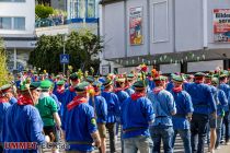 Ein Meer aus Blaukitteln auf der Haupstraße am Festzug am Samstag. • © ummeteck.de - Silke Schön