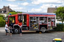 Schon mal Platz nehmen für die zukünftige Fahrschule im Feuerwehrauto - das machten natürlich auch einige Kinder. • © ummet-eck.de / christian schön