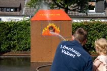 Mit historischer Pumpe konnten sich die Kleinen Feuerwehrmänner und -frauen schon mal am zielgenauen löschen ausprobieren. • © ummet-eck.de / christian schön