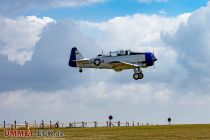 Mit dem Kennzeichen D-FUKK setzt hier die Harvard T 6 - ein Ausbildungsflugzeug, das schon im zweiten Weltkrieg genutzt wurde, zur Landung an, nachdem sie vorher …. • © ummet-eck.de