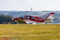 Diese Robin DR 400/180 wird mit Kosenamen Papa Bravo genannt. Das kommt natürlich - eingeweihte haben das sicher längst erkannt - durch die letzten beiden Buchstaben des Kennzeichens D-EMPB. Das Flugzeug gehört übrigens zum Dümpel und ist hier mit Passagieren im Rundflugdienst unterwegs. Vor zwei Wochen erst hatten wir sie in Hünsborn am Flugplatzfest vor der Kamera. • © ummet-eck.de