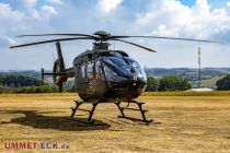 Airbus EC135 T1 - Der Hubschrauber hat eine Spitzengeschwindigkeit von knapp 280 km/h, 2 Turbinen mit je 273 kW Leistung und ein maximales Startgewicht von 2.835 kg. Da ist so manches Elektroauto schwerer. • © ummet-eck.de