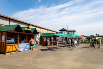 Flugplatzfest 2023 - Auf dem Dümpel - Bilder - Warum es so leer ist? Weil wir schon vor dem "offiziellen" Start dort waren.  • © ummet-eck.de - Silke Schön