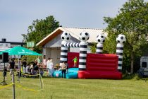 Für die Kids gab es eine Hüpfburg mit Sitzplätzen für die Eltern im Schatten. • © ummet-eck.de - Silke Schön