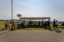 Flugplatzfest 2023 - Auf dem Dümpel - Bergneustadt - Der Stand, an dem die Rundflüge gebucht werden konnten. • © ummet-eck.de - Silke Schön