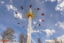 Fly Over 2 (Piontek) - Fahrgeschäft - Kirmes - Es passiert nix schlimmes, kein ruckartiges Rauf und Runter. Die Aussicht auf das Kirmesgelände ist natürlich fantastisch. Etwas Mut gehört dennoch dazu bei der Höhe. • © ummet-eck.de - Schön