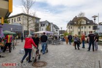 Dieses farbenfrohe Wochenende im April bietet ein besonderes Einkaufserlebnis mit zahlreichen Aktionen und einem verkaufsoffenen Sonntag. Der nette Herr in bunt ganz links ist der Zauberer Thorsten Rosenthal. Er stellte am Samstag lustige Luftballon-Figuren für die Kinder her. • © ummet-eck.de - Silke Schön