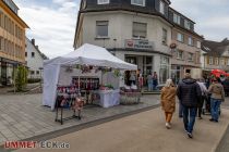 Frühlingsmarkt 2023 - Attendorn - Bilder - Kirmes- und Marktstände erstrecken sich an beiden Tagen direkt angrenzend über die Fußgängerzone bis zum Ennester Tor und Niedersten Tor. • © ummet-eck.de - Silke Schön