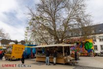 Am Samstag, 22. April 2023, öffnet dann der Frühlingsmarkt von 11 Uhr bis 18 Uhr. Zunächst findet auf dem Rathausplatz der Attendorner Wochenmarkt statt und lädt zum „Treffen, Kaufen und Klönen“ ein, bis dort anschließend Kirmesstände und Fahrgeschäfte für die Kinder aufgebaut werden.  • © ummet-eck.de - Silke Schön