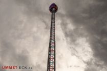 Wobei es eher "Fallgeschäft" heißen müsste, denn der Turm ist ein transportabler Freefall-Tower aus 80 Metern Höhe. • © ummeteck.de - Schön