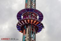 Zudem dreht sich die Plattform auf ihrem Weg nach oben, was natürliche eine herrliche Sicht auf den Kirmesplatz mit sich bringt.  • © ummeteck.de - Schön