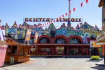 Geisterschloss (Nülken-Schneider) - Geisterbahn - Bilder - Das Kirmes-Fahrgeschäft Geisterschloss gehört zum Schaustellerbetrieb Nülken/Schneider aus Paderborn.  • © ummet-eck.de / kirmesecke.de