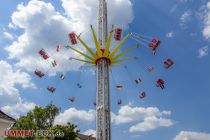 Und daneben der 40 Meter hohe Kettenflieger Fly Over 2. • © ummet-eck.de - Christian Schön