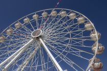 Hanse Rad (Geisler) - Riesenrad - Bilder 2023 - Aus einer Höhe von bis zu 36 Metern hast Du aus einer der 24 offenen Gondeln mit dem kugelartigen Design eine schöne Aussicht. • © ummet-eck.de / kirmesecke.de