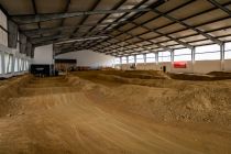Motocrosshalle E-X-Area - Hattingen - Bilder - Die Strecke ist ungefähr 500 Meter lang und bietet bis zu 12 möglichen Sprüngen an. • © ummet-eck.de - Silke Schön