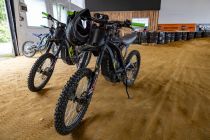 Motocrosshalle E-X-Area - Hattingen - Bilder - Du fährst mit einem der fünf elektrisch betriebenen SUR-RON Firefly X-Bikes. • © ummet-eck.de - Silke Schön