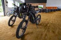 Du fährst mit einem der fünf elektrisch betriebenen SUR-RON Firefly X-Bikes. • © ummet-eck.de - Silke Schön