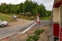 Bahnübergang - Während der Fahrt mit der Sauerländer Kleinbahn. • © ummeteck.de - Silke Schön