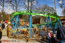 Karibik-Coaster (Welte) - Osterkirmes 2023 Düsseldorf - Der Aufbau auf der Osterkirmes in Düsseldorf war tatsächlich eine "8". • © ummet-eck.de - Schön