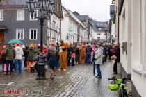 Um 15:11 Uhr ging es an der Gräfin-Sayn-Grundschule los und danach durch die Innenstadt und zum Marktplatz. Es gab ein paar Tropfen Regen kurz vorher. • © ummeteck.de - Silke Schön