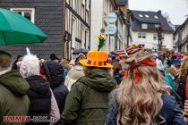 Karneval Drolshagen 2023 - Gespanntes Warten auf den Zug. • © ummeteck.de - Silke Schön