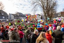 DRO-LAU Karnevalsumzug Drolshagen - Der Marktplatz in Drolshagen ist gut gefüllt. • © ummeteck.de - Silke Schön
