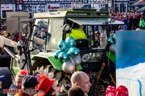 Karneval Drolshagen 2023 - Ein bisschen Deko kommt auch den Treckern zugute. • © ummeteck.de - Silke Schön