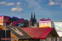Kölner Frühlingsvolksfest 2023 - Köln-Deutz - Nochmal der Dom über den Dächern der Kirmes... der kommt in dieser Galerie noch öfter. :-)  • © ummet-eck.de - Silke Schön