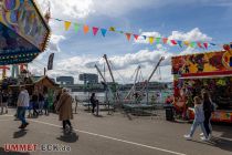 Kölner Frühlingsvolksfest 2023 - Köln-Deutz - Bungee Trampolin mit Blick auf die Kranhäuser. • © ummet-eck.de - Christian Schön